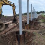 2025_11_14 Deskowanie głowic pali pod ekrany przeciwolśnieniowe na dojściach do obiektu PZGd-1jezdnia lewa