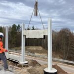 2025_11_14 Montaż podwalin pod ekrany przeciwolśnieniowe na dojazdach do obiektu PZDd-9 jezdnia lewa