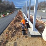 2025_11_18 Izolacja cienka podwalin betonowych pod ekrany przeciwolśnieniowe na dojazdach do obiektu PZDd-9 jezdnia prawa