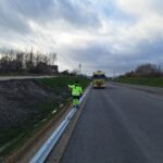 2025_11_18 Montaż barier energochłonnych skrajnych TG jezdnia prawa km 10+250