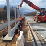 2025_11_18 Montaż podwalin popd ekrany przeciwolśnieniowe na dojazdach do obiektu PZDd-9 jezdnia prawa