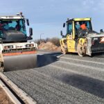 2025_11_18 Roboty bitumiczne - wykonywanie warstwy ścieralnej skrzyżowanie 1.2 (2)