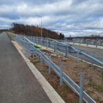 2025_11_19 Montaż barier energochłonnych w pasie dzielącym obiektu WD-11