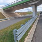 2025_11_19 Montaż barier energochłonnych w pasie dzielącym przy obiekcie WD-7