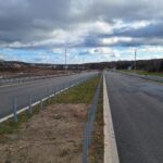 2025_11_19 Montaż słupków barier energochłonnych w pasie dzielącym km 15+150