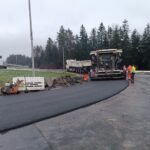 2025_11_27 Roboty bitumiczne - warstwa ścieralna - skrzyżowanie 1.0, km 3+750