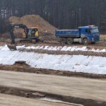 2025_12_02 Umocnianie skarp na Trasie głównej km 6+900