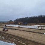 2025_12_02 Wykonywanie podbudowy z kruszywa łamanego na Trasie Głównej km 7+000