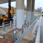 2025_12_09 Montaż barier energochłonnych w pasie dzielącym przy obiekcie WD-10