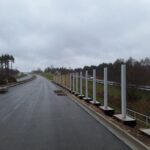 2025_12_09 Montaż wypełnień ekranów przeciolśnieniowych na dojazdach do obiektu PZDs-4