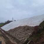 2025_12_09 Wzamacnianie skarp narzutem kamienny TG jezdnia prawa km 13+200