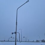 2026_01_13 Widok lampy oświetlenia drogowego w okolicach wlotu przepustu PE-10
