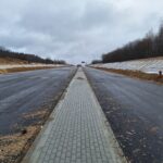 2026_02_24 Wykonanie nawierzchni z kostki betonowej w pasie dzielącym TG skrzyżowanie 1.1