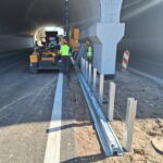 2026_03_03 Montaż słupków barier energochłonnych w obrębie obiektu PZGd-1