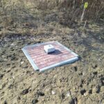 2026_03_12 Stały znak geodezyjny przy obiekcie PE-10