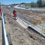 2026_04_28 Wykonywanie ścieku z prefabrykatów betonowych na obiekcie PP-6